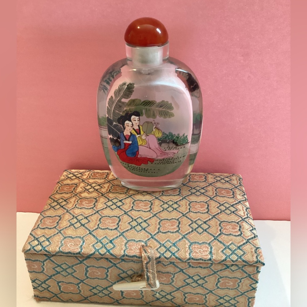 New in box Large Oriental Snuff bottle
